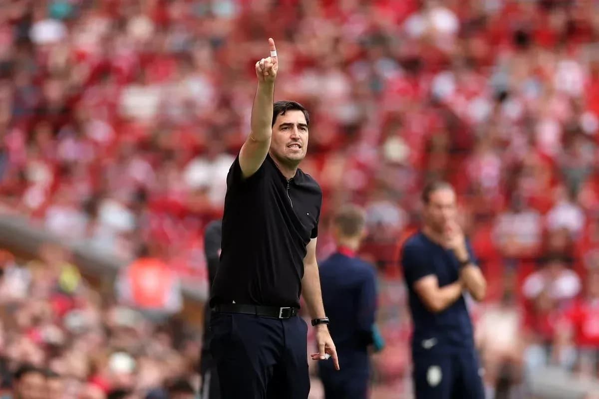 Entrenador señalando desde la línea de banda