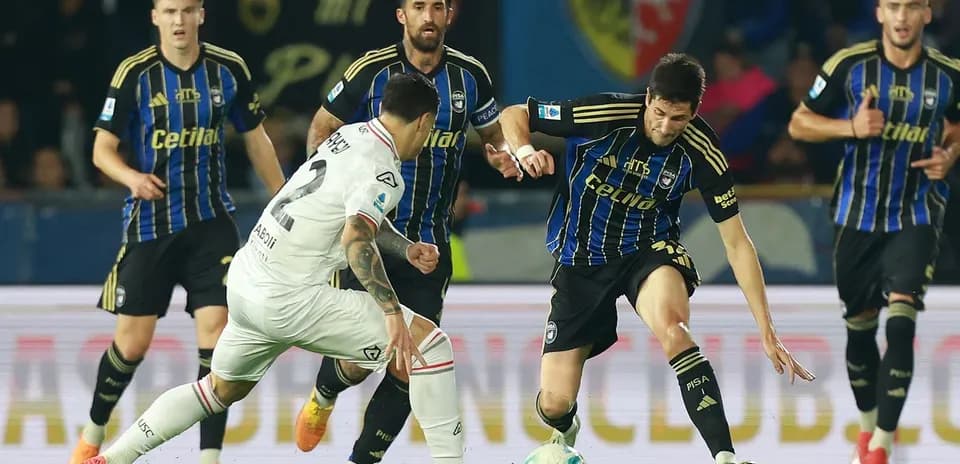 Jugadores de Cremonese y Pisa en acción