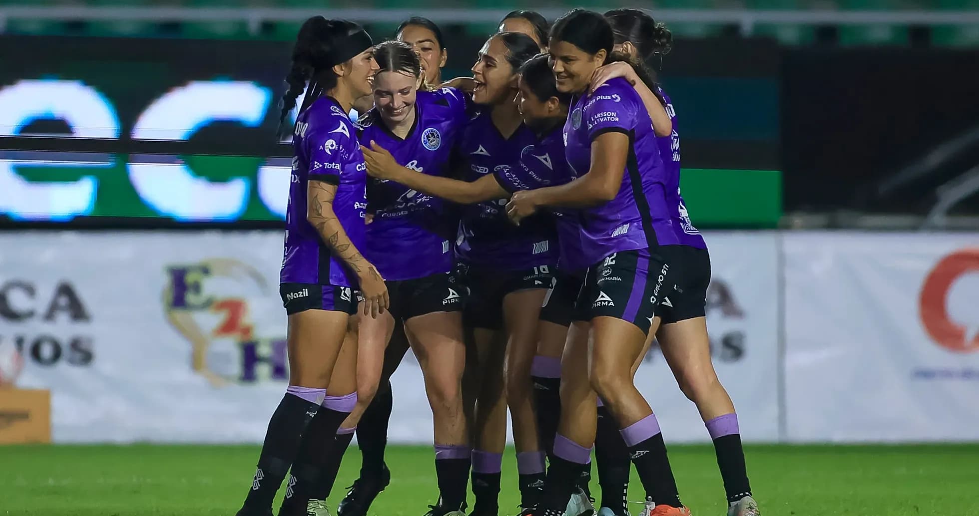 Jugadoras celebrando un gol durante el partido