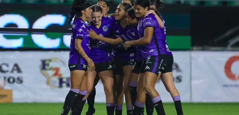 Jugadoras celebrando un gol durante el partido