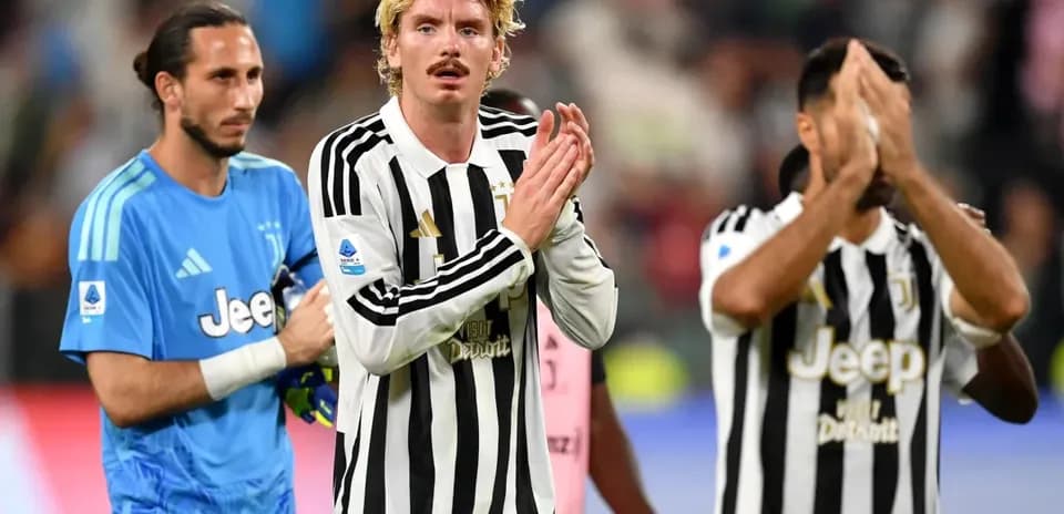 Jugadores de Juventus aplaudiendo tras el partido