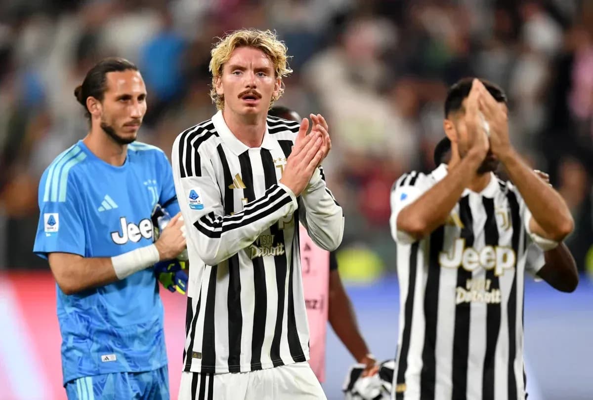 Jugadores de Juventus aplaudiendo tras el partido