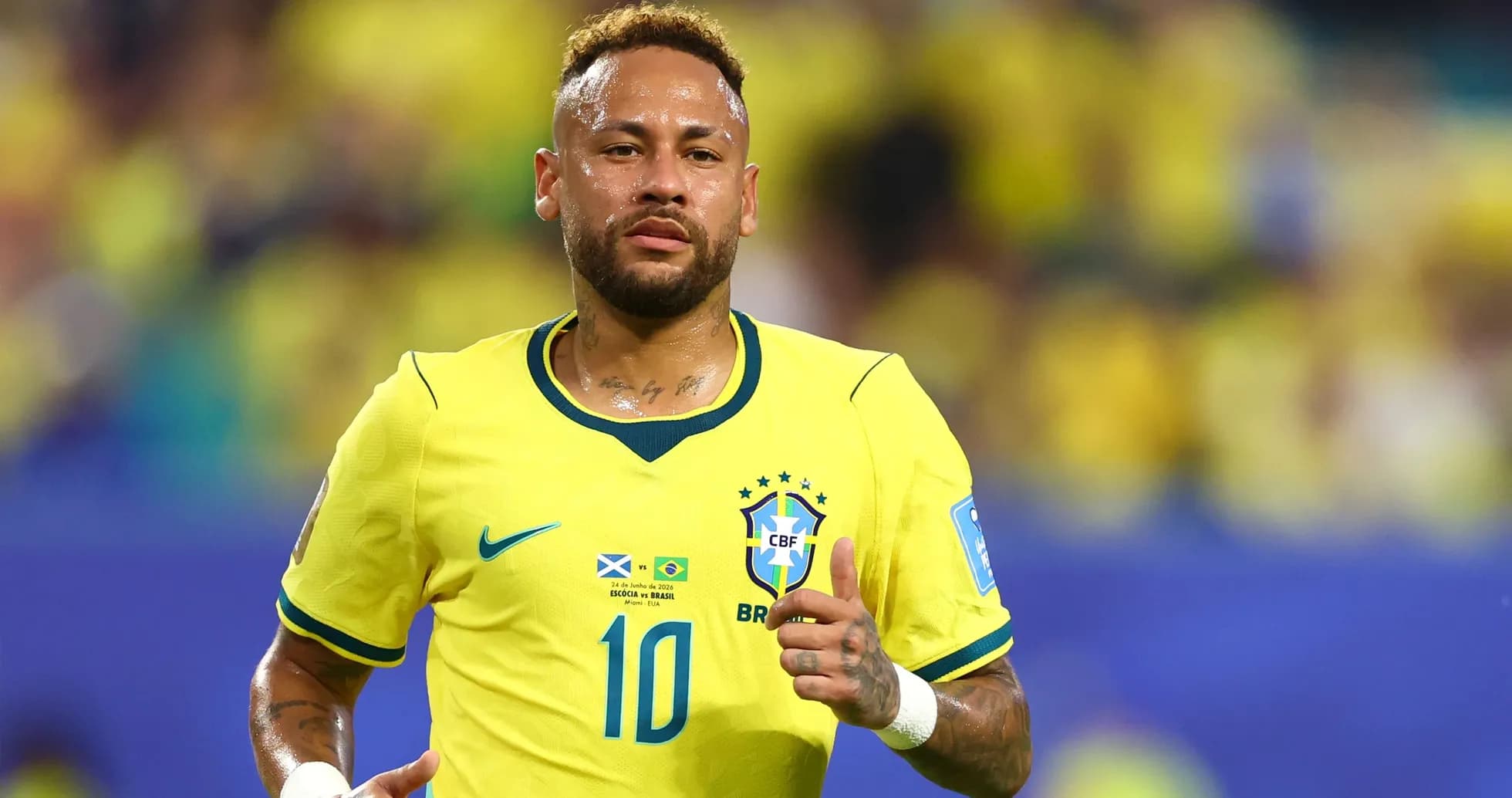 Neymar corriendo en partido con la selección de Brasil