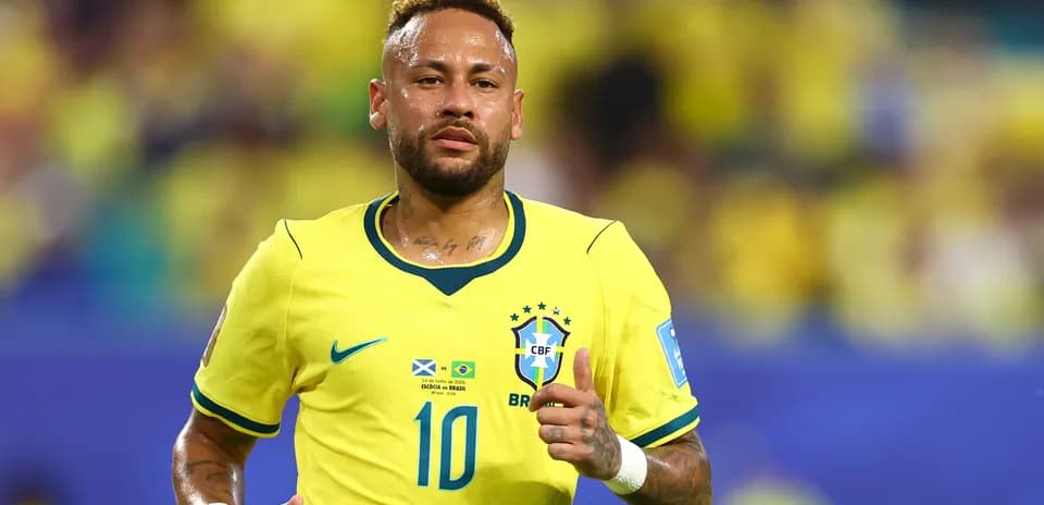 Neymar corriendo en partido con la selección de Brasil