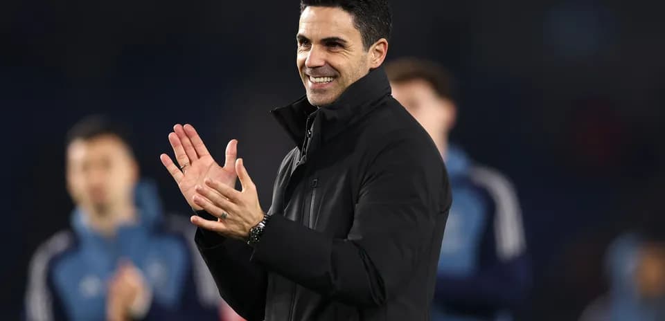 Entrenador aplaudiendo en el campo de juego