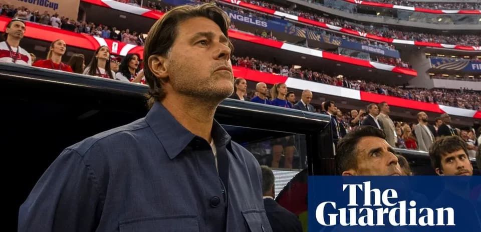 Entrenador observando desde el banquillo en el estadio