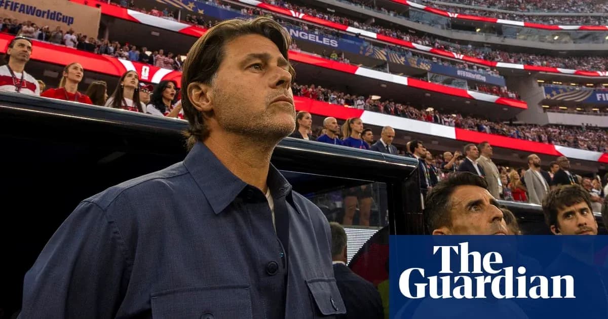 Entrenador observando desde el banquillo en el estadio