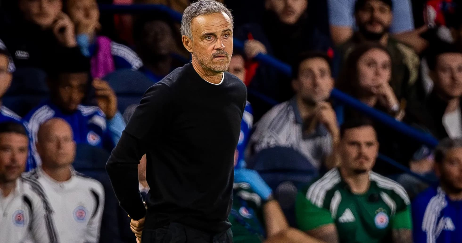Entrenador observando el partido desde la línea de banda