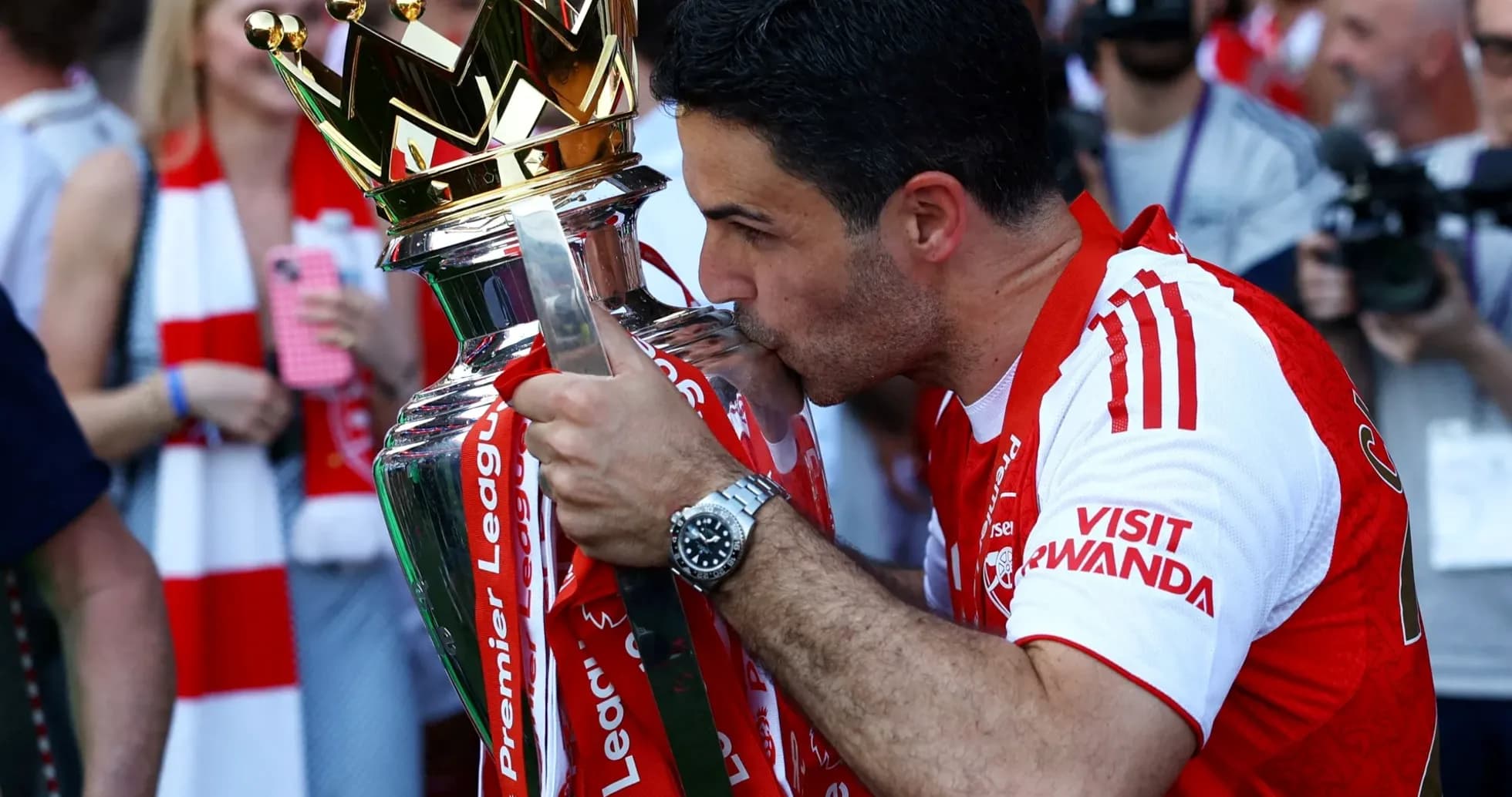 Entrenador besando el trofeo de la Premier League