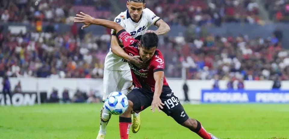 Jugadores compiten por el balón en Liga MX