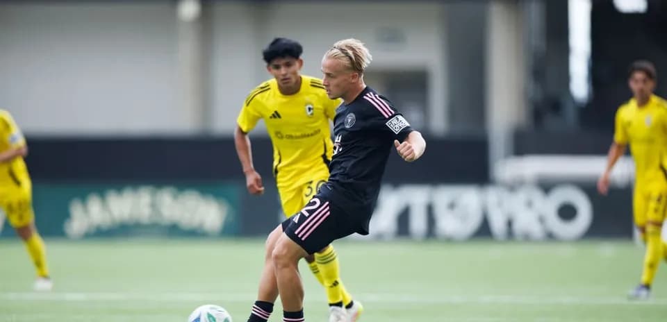 Jugador de Inter Miami II en acción contra Columbus Crew II