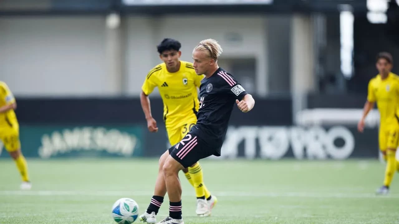 Jugador de Inter Miami II en acción contra Columbus Crew II