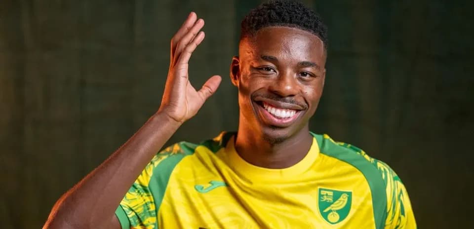 Jugador saludando con camiseta de Norwich City