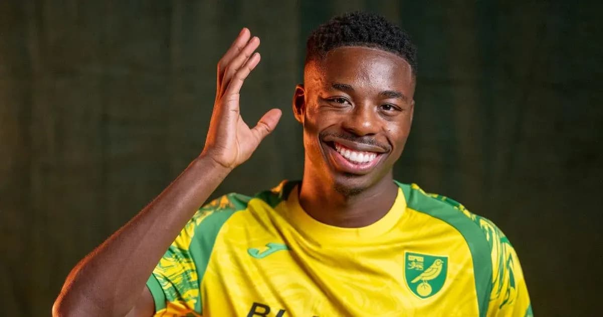 Jugador saludando con camiseta de Norwich City