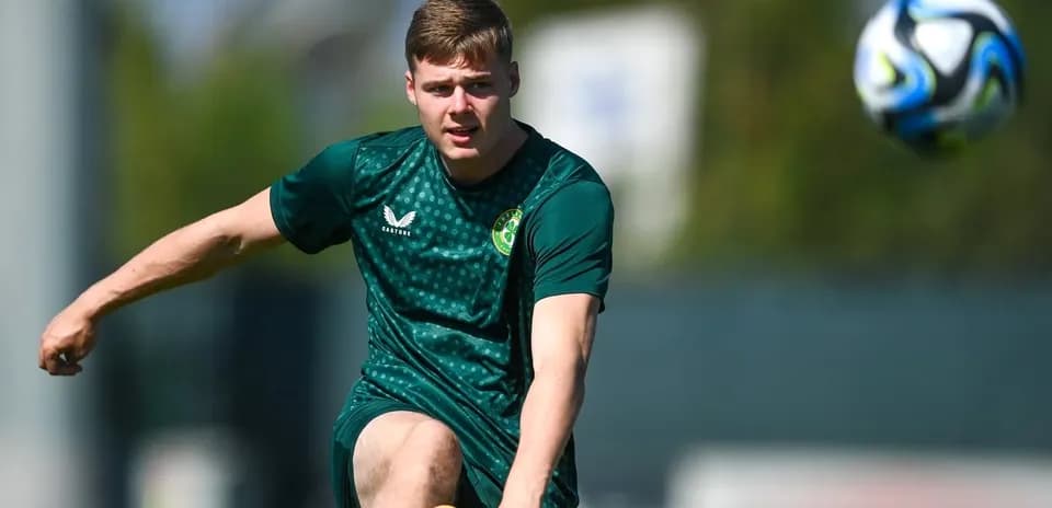 Jugador realizando un pase durante entrenamiento