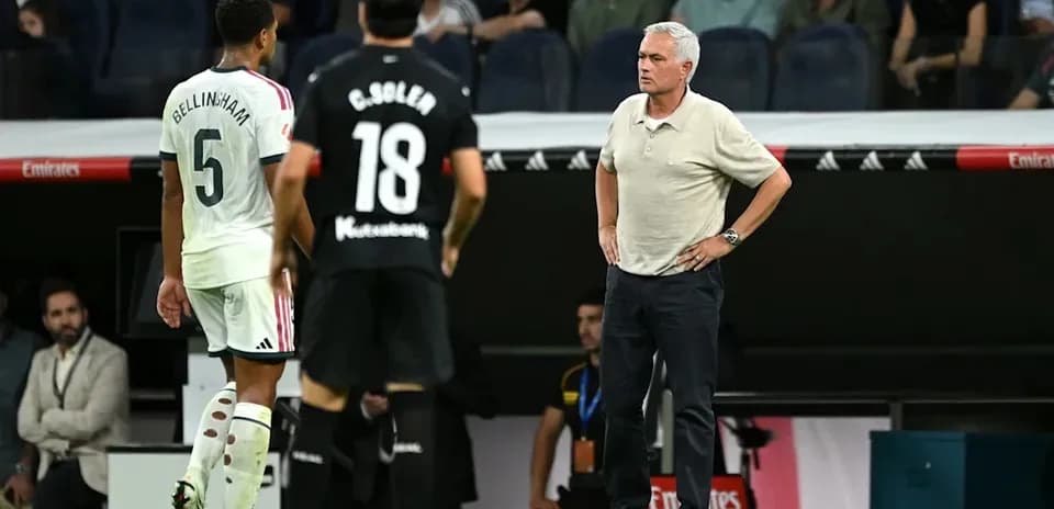 Bellingham y Soler en el campo con Mourinho observando