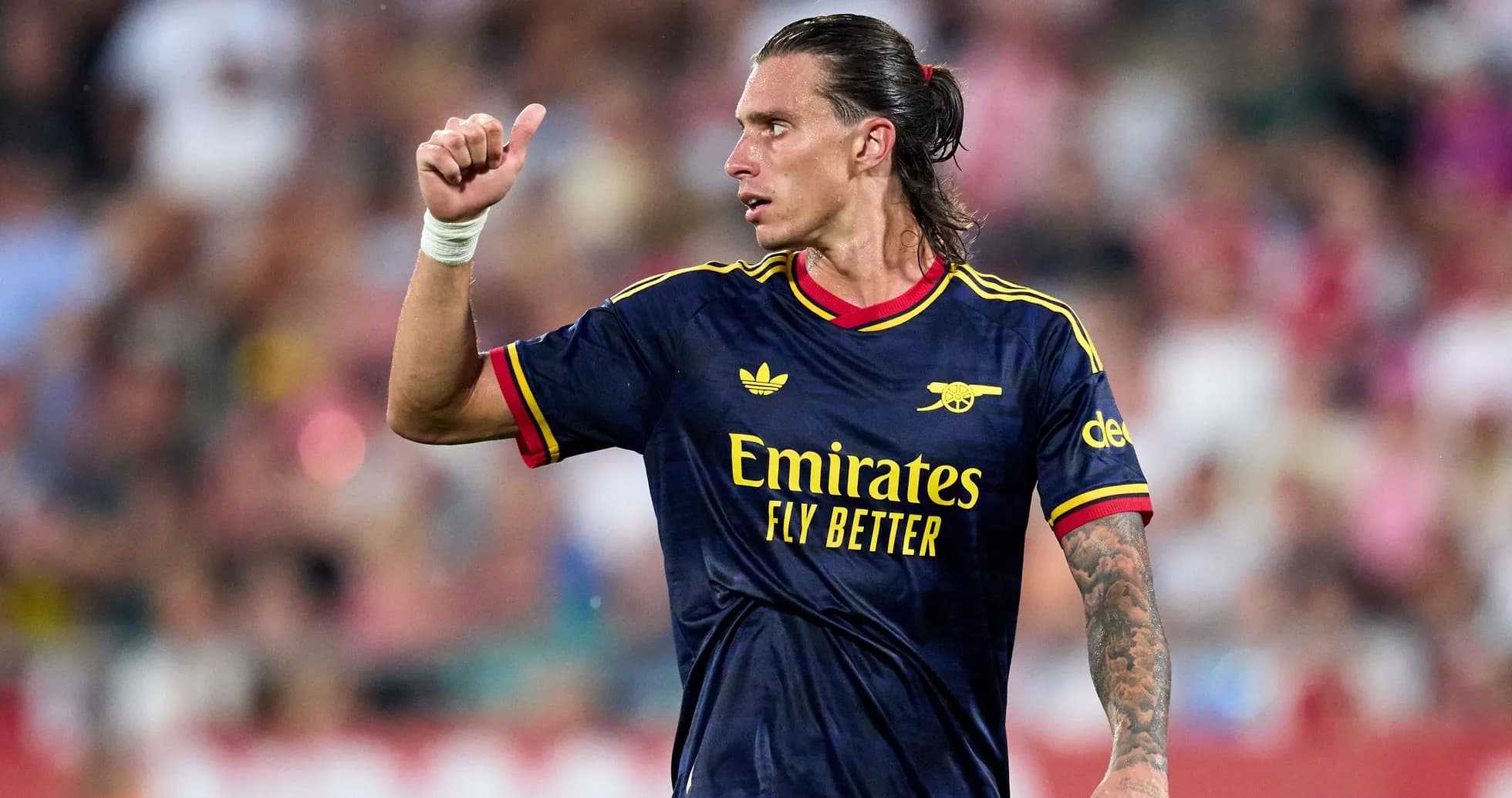 Jugador de Arsenal señalando con el pulgar hacia arriba