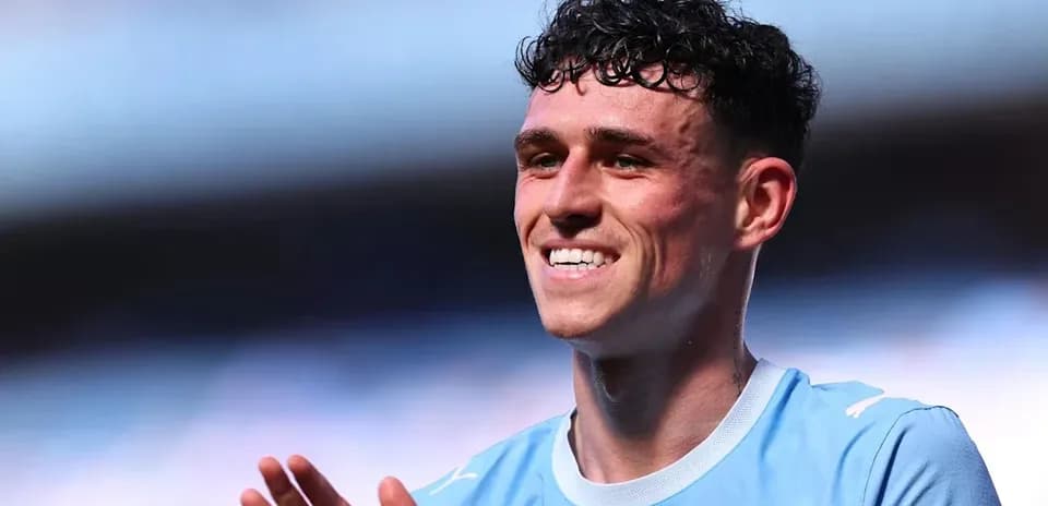 Jugador de fútbol sonriendo con camiseta celeste