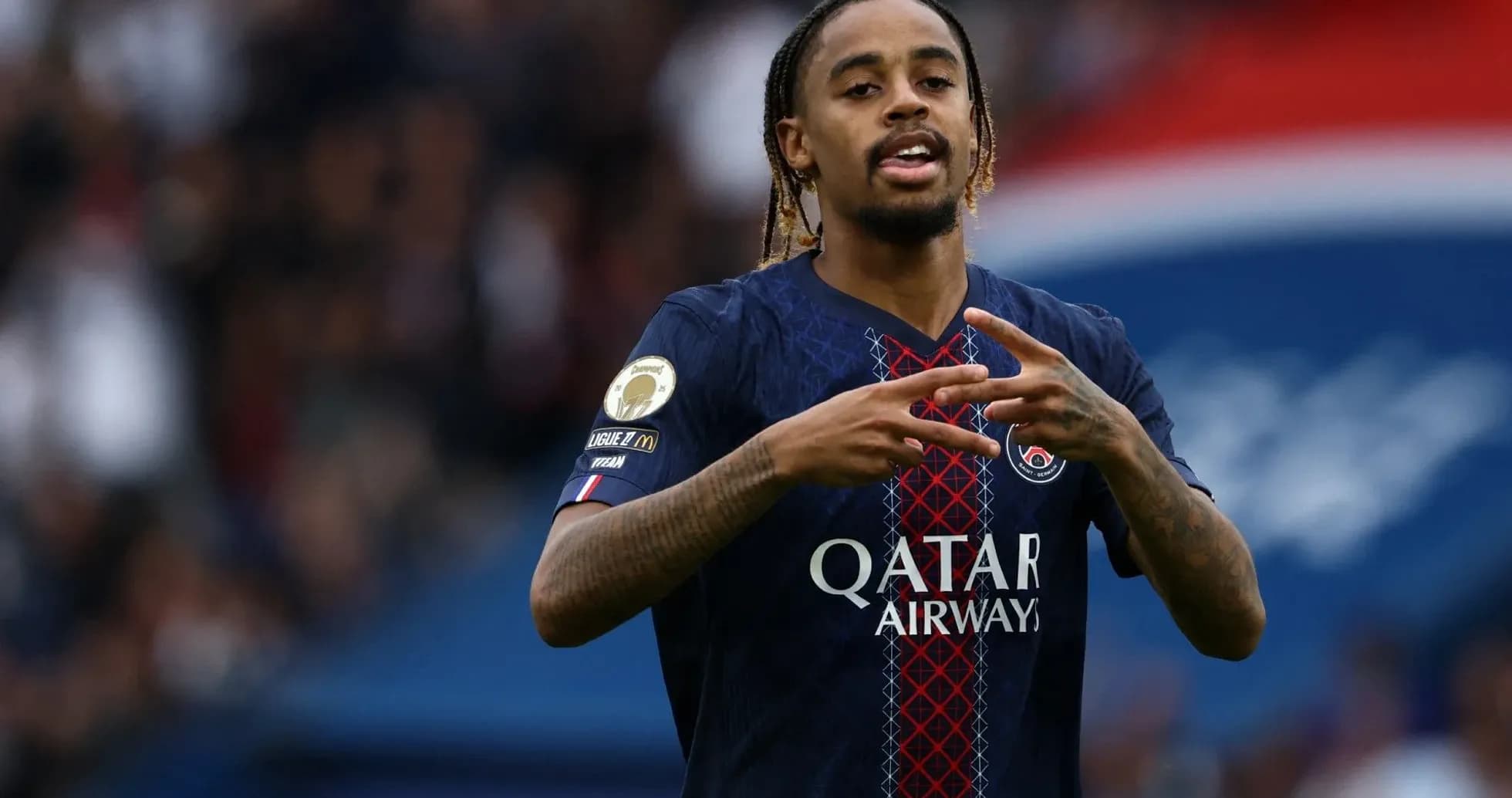 Jugador de PSG mostrando un gesto durante el partido