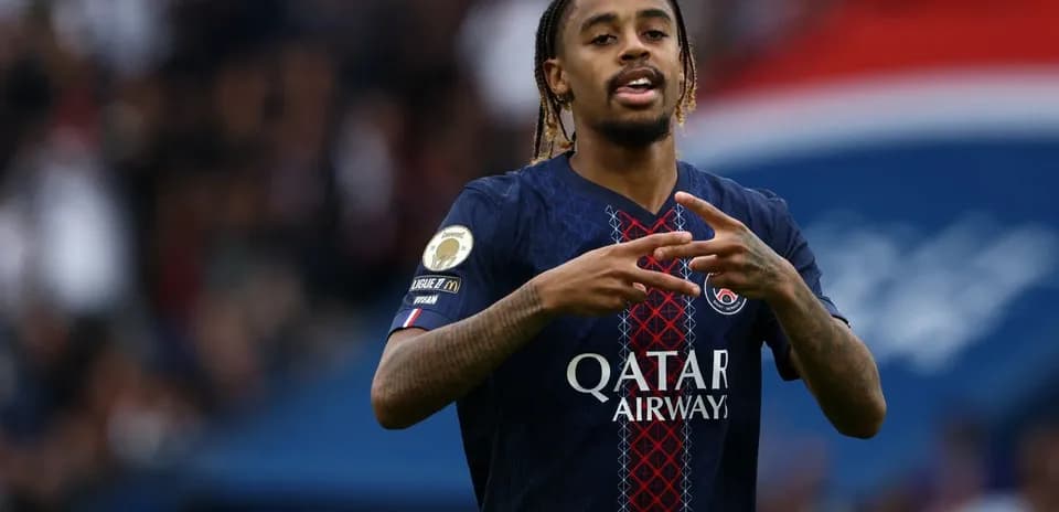 Jugador de PSG mostrando un gesto durante el partido