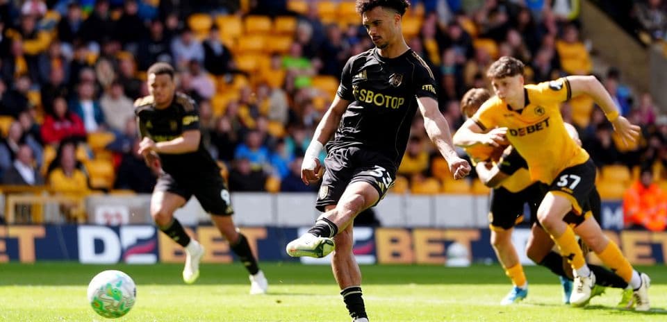 Jugador de Wolves lanzando un penalti
