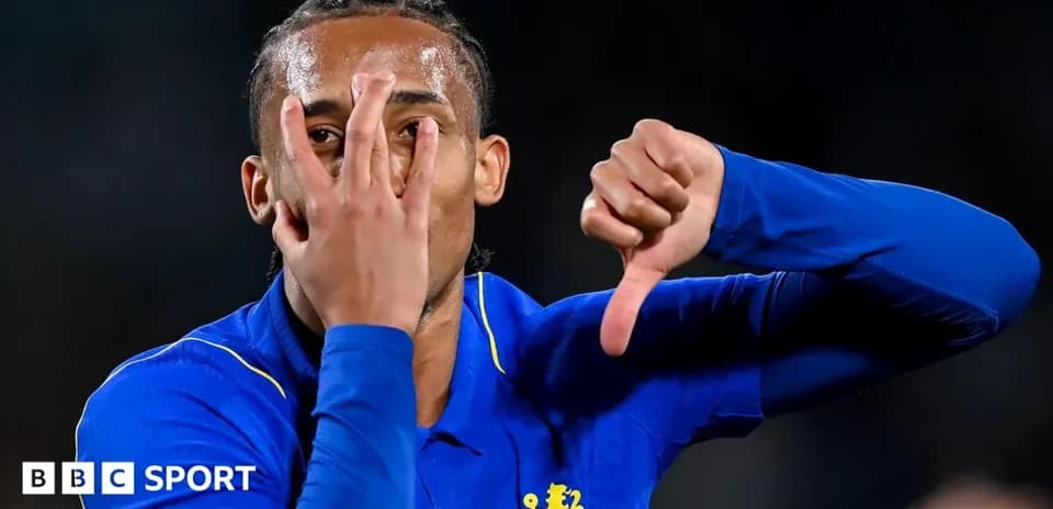 Jugador de Chelsea mostrando un gesto de desaprobación
