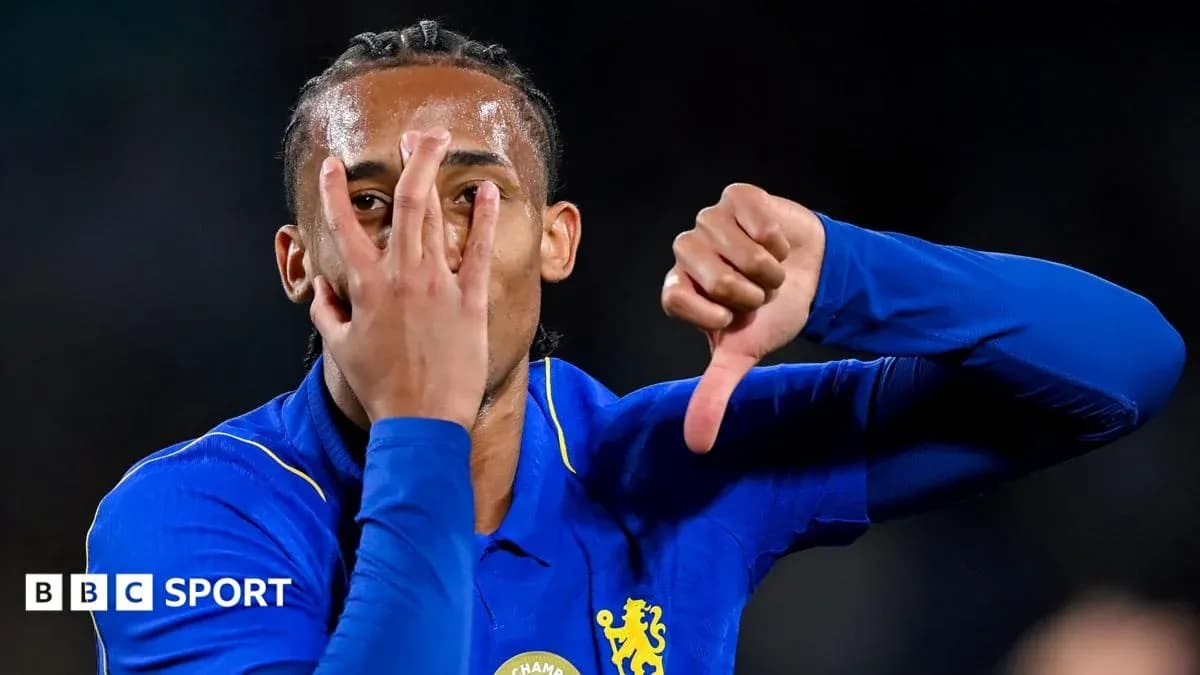 Jugador de Chelsea mostrando un gesto de desaprobación