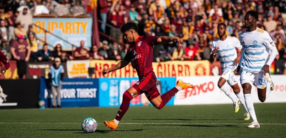 Jugador de Detroit City corre con el balón