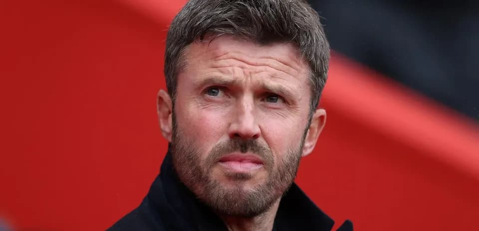 Entrenador observando el partido desde la línea de banda
