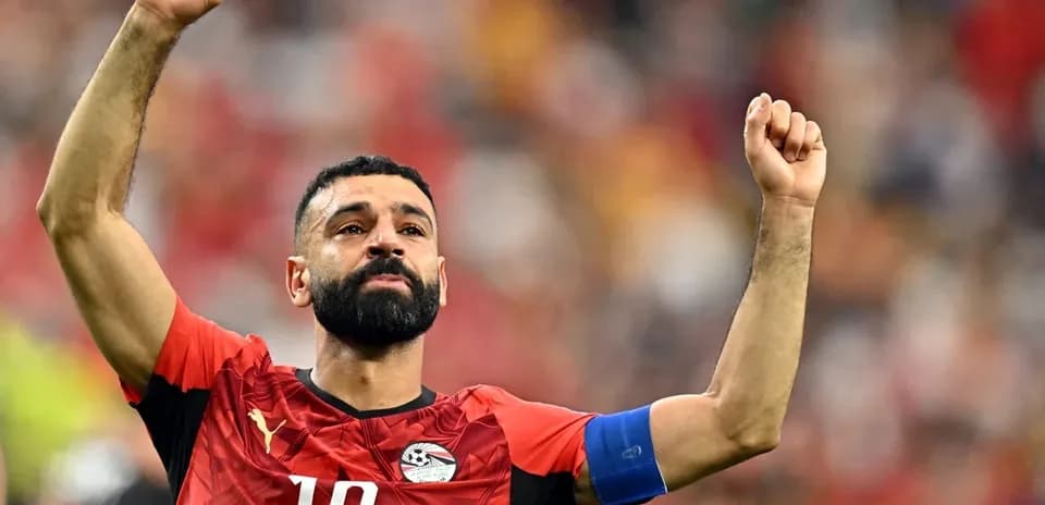 Jugador de Egipto levantando el puño en celebración