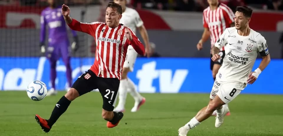 Jugador de Estudiantes L.P. en acción contra Corinthians