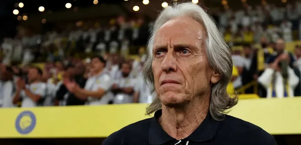 Entrenador observando desde la tribuna del estadio