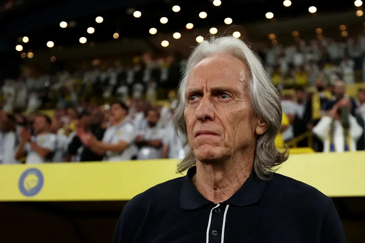 Entrenador observando desde la tribuna del estadio