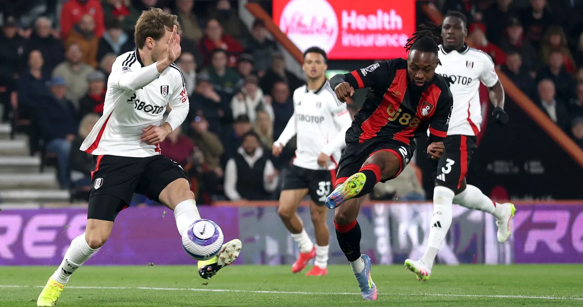 Jugadores de Fulham y Bournemouth en acción