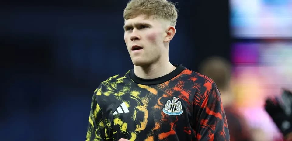 Jugador de Newcastle United en camiseta de calentamiento