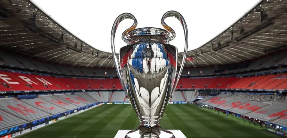 Trofeo de la Champions League en estadio vacío