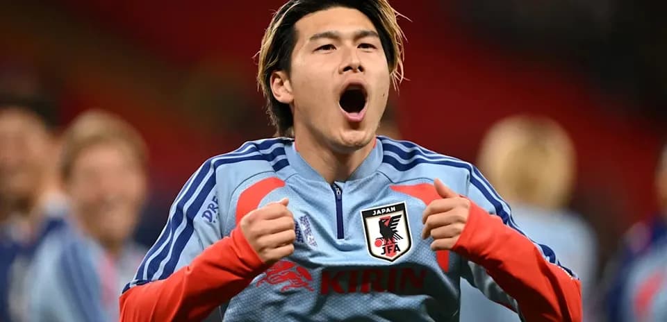 Jugador de Japón celebrando en el campo de fútbol