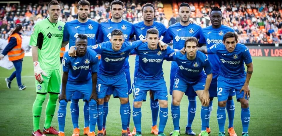 Equipo de Getafe posando en el estadio