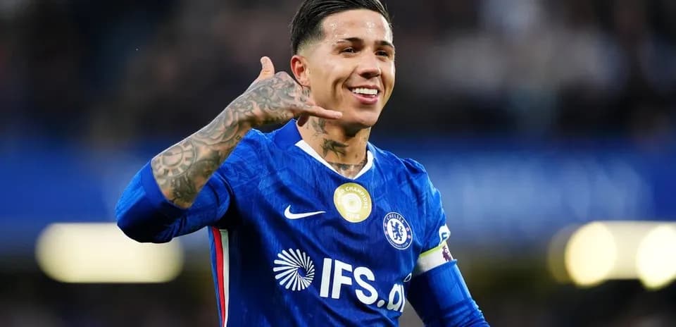 Jugador de Chelsea celebrando con gesto de llamada