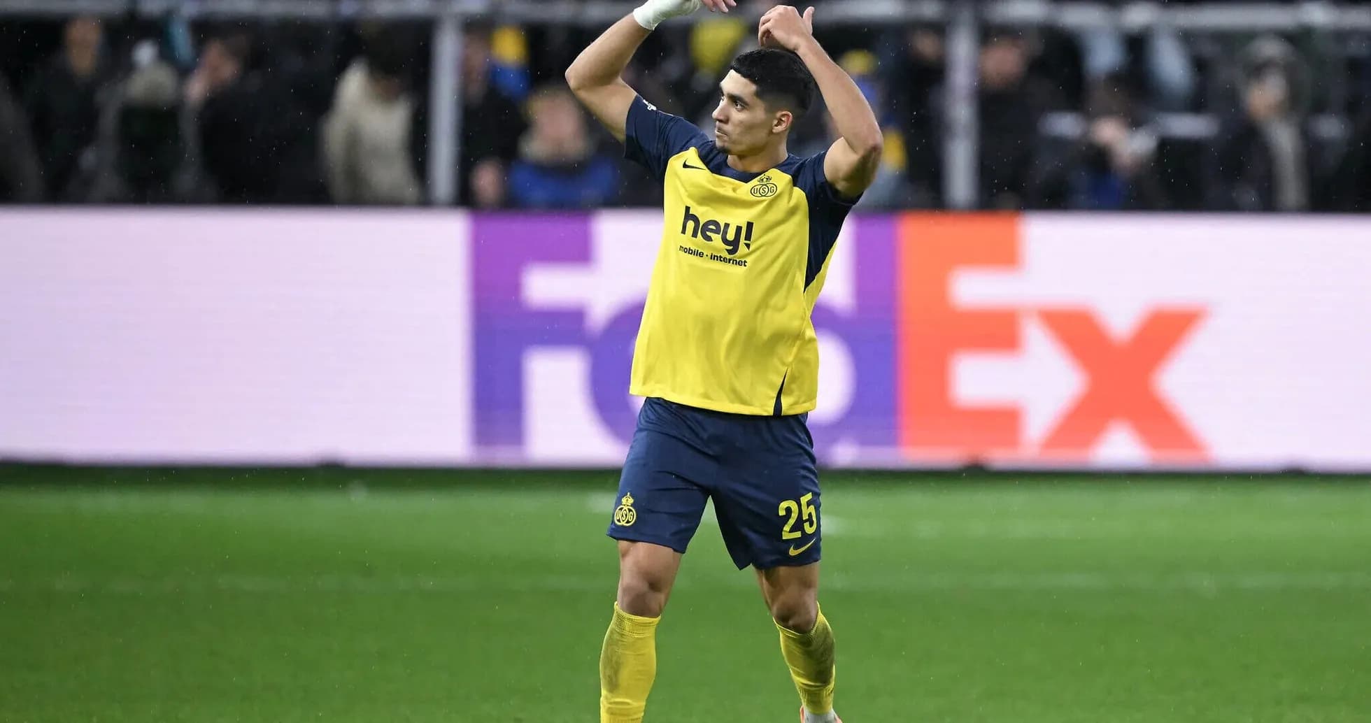 Jugador celebrando con camiseta amarilla y azul