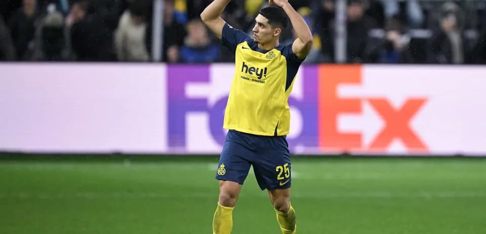 Jugador celebrando con camiseta amarilla y azul