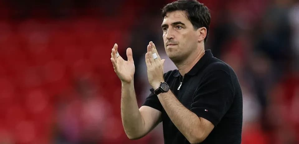 Entrenador aplaudiendo en el campo de juego