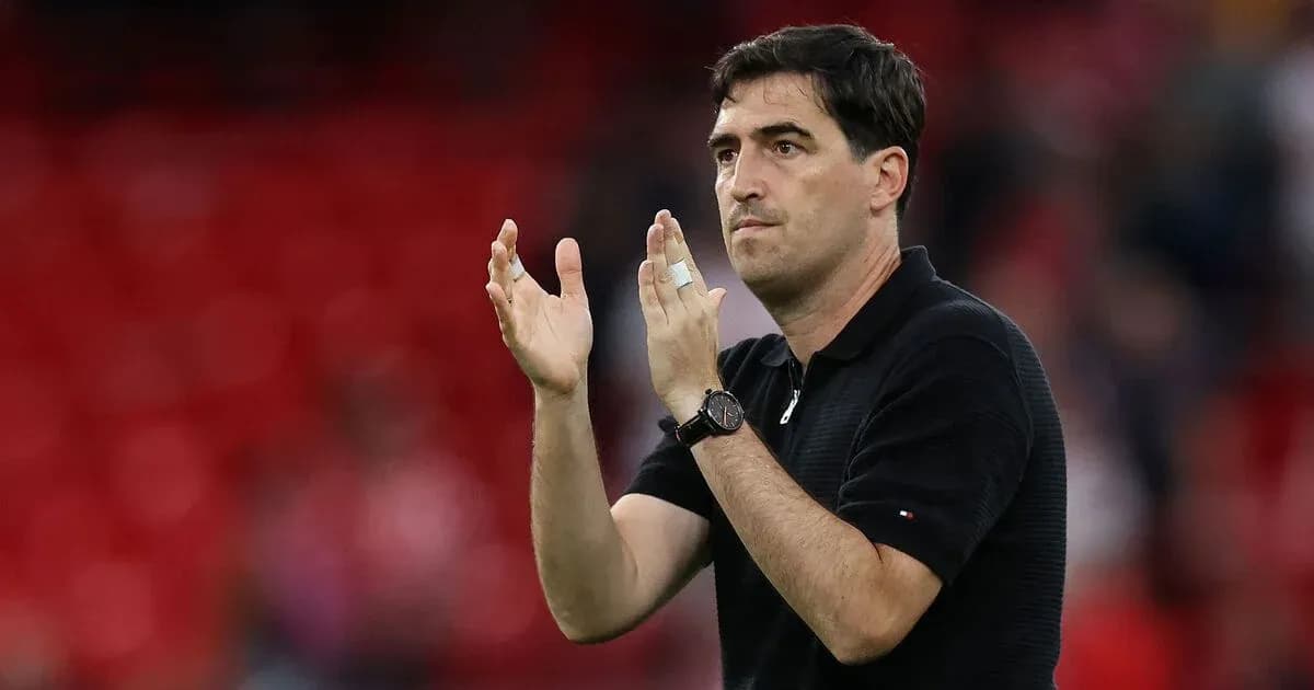 Entrenador aplaudiendo en el campo de juego