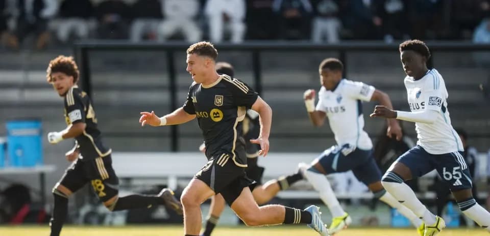 Jugador corriendo durante el partido de fútbol