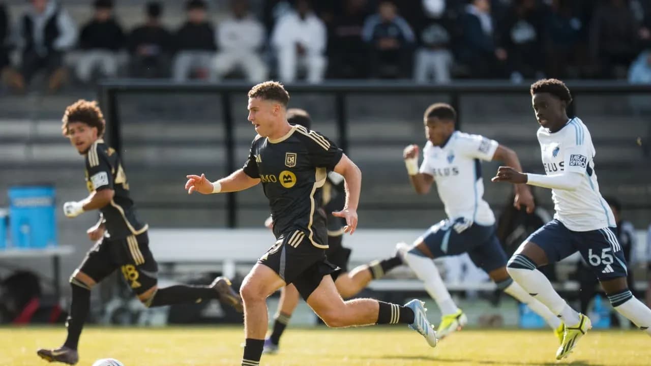 Jugador corriendo durante el partido de fútbol