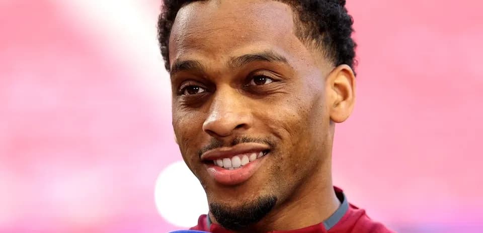 Jugador sonriente hablando en conferencia de prensa