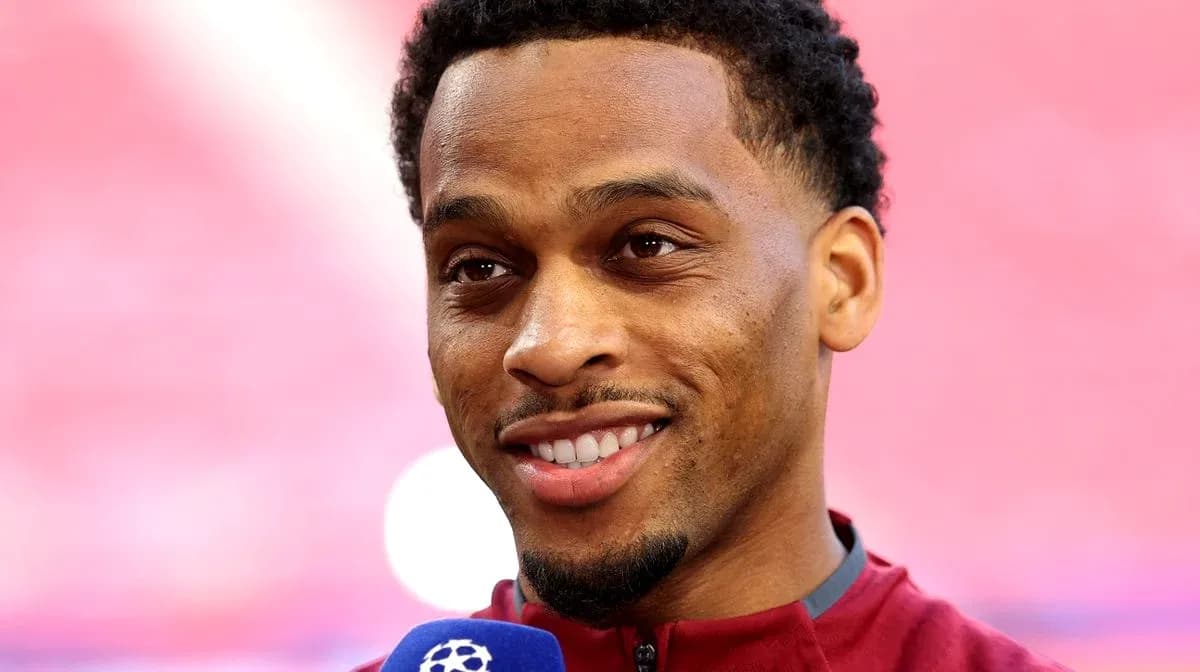Jugador sonriente hablando en conferencia de prensa