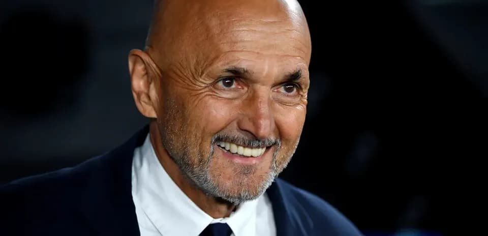 Hombre sonriendo en una conferencia de prensa