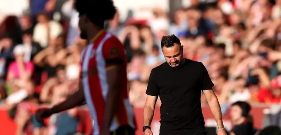 Entrenador caminando por la línea de banda