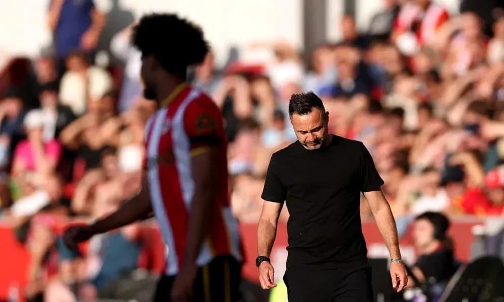 Entrenador caminando por la línea de banda